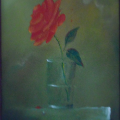 وردة  حمراء في كوب زجاجي