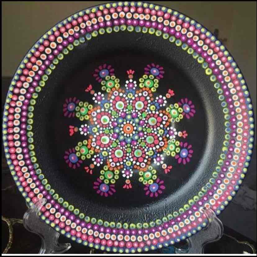 Dotting Art In A Round Plate